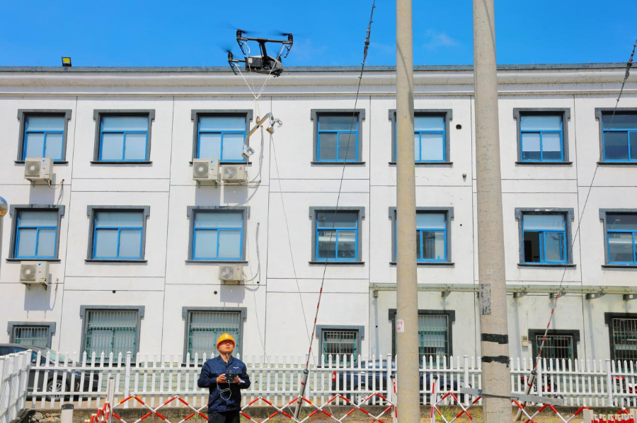 带电作业“新职工”上岗 科技赋能